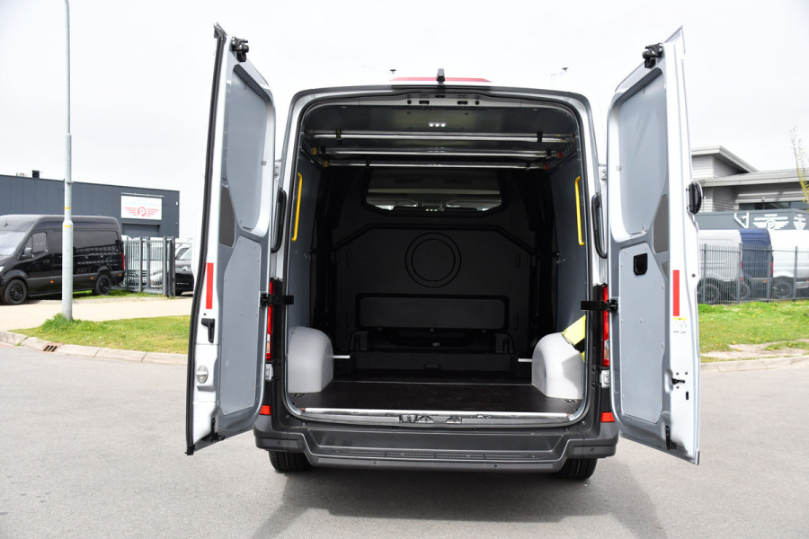 Volkswagen Crafter 35 2.0 TDI L3H2 DC Highline PB Edition Camera, Caplay, LED, 177pk, 2 x Schuifdeur, Clima, Multimedia, Voorruit verwarming, Automaat, Uniek!