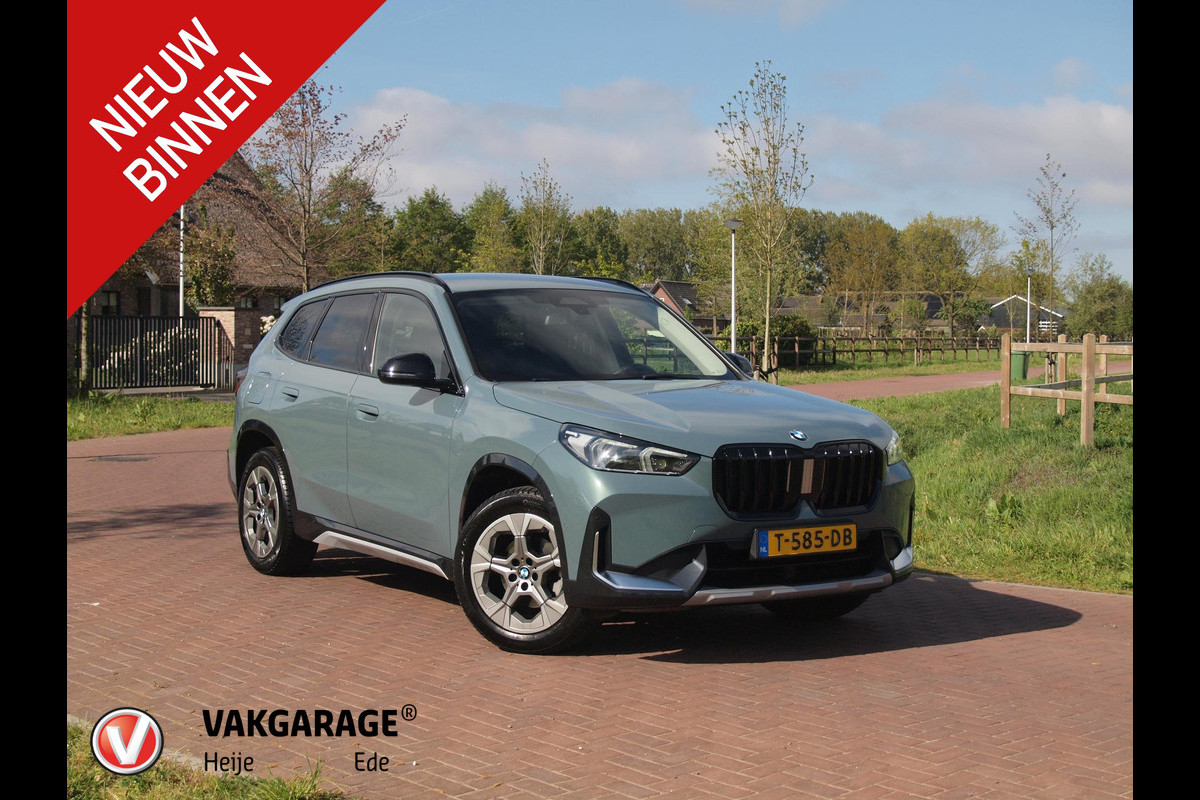BMW X1 sDrive18i | NIEUW MODEL | Trekhaak | Sportstoelen met geheugen | Sfeerverlichting | Camera | Leer |