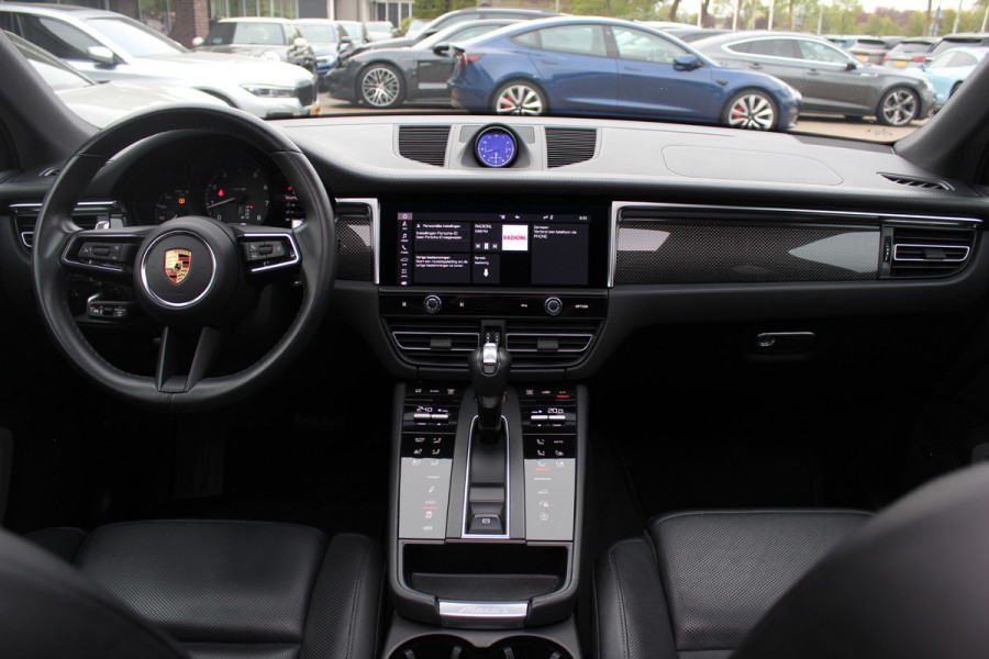 Porsche Macan 2.0 / Panoramadak / Camera / Carbon intr. / Matrix LED / Leder / 21'' / Sportchrono / Bose / CarPlay / Stoelventilatie+Verwarming / Stuurverwarming / Dodehoek / DAB / ACC