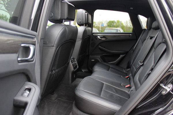Porsche Macan 2.0 / Panoramadak / Camera / Carbon intr. / Matrix LED / Leder / 21'' / Sportchrono / Bose / CarPlay / Stoelventilatie+Verwarming / Stuurverwarming / Dodehoek / DAB / ACC