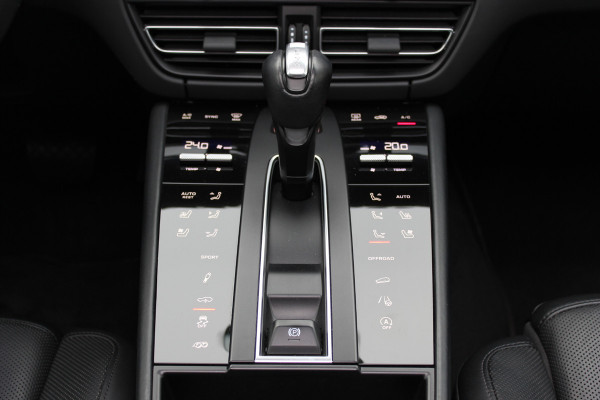Porsche Macan 2.0 / Panoramadak / Camera / Carbon intr. / Matrix LED / Leder / 21'' / Sportchrono / Bose / CarPlay / Stoelventilatie+Verwarming / Stuurverwarming / Dodehoek / DAB / ACC