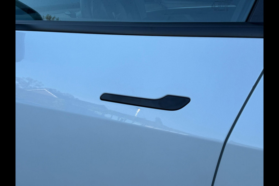 Tesla Model Y Long Range AWD 75 kWh, parelmoer wit, afneembare trekhaak, panoramadak, 1 e eigenaar, NL auto met nap
