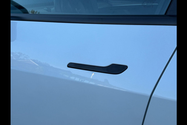 Tesla Model Y Long Range AWD 75 kWh, parelmoer wit, afneembare trekhaak, panoramadak, 1 e eigenaar, NL auto met nap