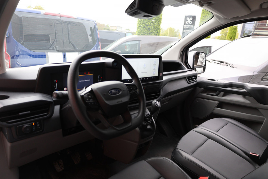Ford Transit Custom 2.0 TDCI L2H1 DC | DUBBEL CABINE | CARPLAY | NAVIGATIE | CAMERA | PDC V+A | TREKHAAK | LEDEREN BEKLEDING | EURO 6 | BPM VRIJ | 6-ZITTER | DEALER ONDERHOUDEN