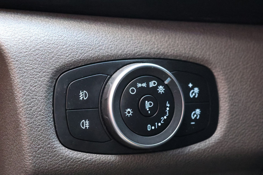 Ford Transit Custom 320 2.0 TDCI 170 PK L2H1 Limited DC | Dubbel cabine | ACC | Blind Spot | Elek stoelen | CarPlay | Camera | Navigatie | Trekhaak | DAB | PDC V+A | MF Stuur | 5-Zitter | Nieuwe APK | Dealer onderhouden | NAP Logisch | NL Auto
