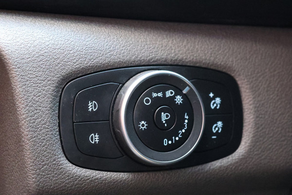 Ford Transit Custom 320 2.0 TDCI 170 PK L2H1 Limited DC | Dubbel cabine | ACC | Blind Spot | Elek stoelen | CarPlay | Camera | Navigatie | Trekhaak | DAB | PDC V+A | MF Stuur | 5-Zitter | Nieuwe APK | Dealer onderhouden | NAP Logisch | NL Auto