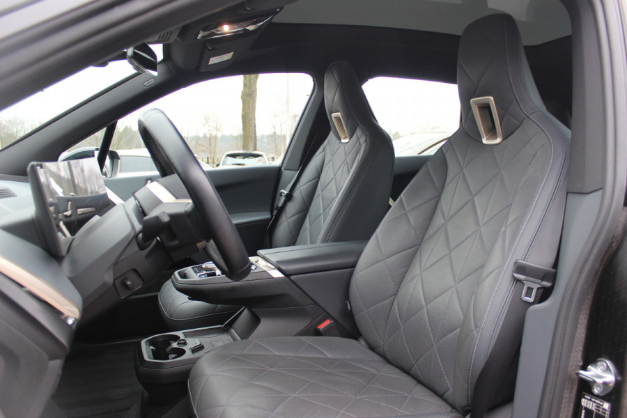 BMW iX xDrive50 High Executive 112 kWh / SOH 97,2% / Trekhaak / Panoramadak / Camera / Leder / 22'' / Luchtvering / Softclose / Harman Kardon / Apple CarPlay / Stoelverwarming / DAB / Dodehoek / ACC