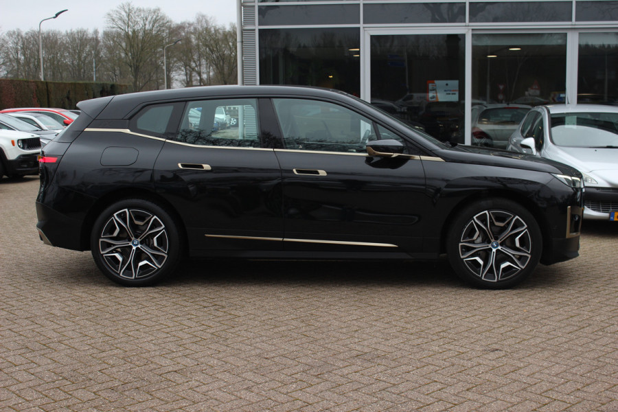 BMW iX xDrive50 High Executive 112 kWh / SOH 97,2% / Trekhaak / Panoramadak / Camera / Leder / 22'' / Luchtvering / Softclose / Harman Kardon / Apple CarPlay / Stoelverwarming / DAB / Dodehoek / ACC