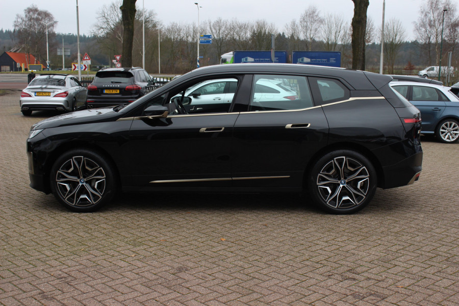 BMW iX xDrive50 High Executive 112 kWh / SOH 97,2% / Trekhaak / Panoramadak / Camera / Leder / 22'' / Luchtvering / Softclose / Harman Kardon / Apple CarPlay / Stoelverwarming / DAB / Dodehoek / ACC