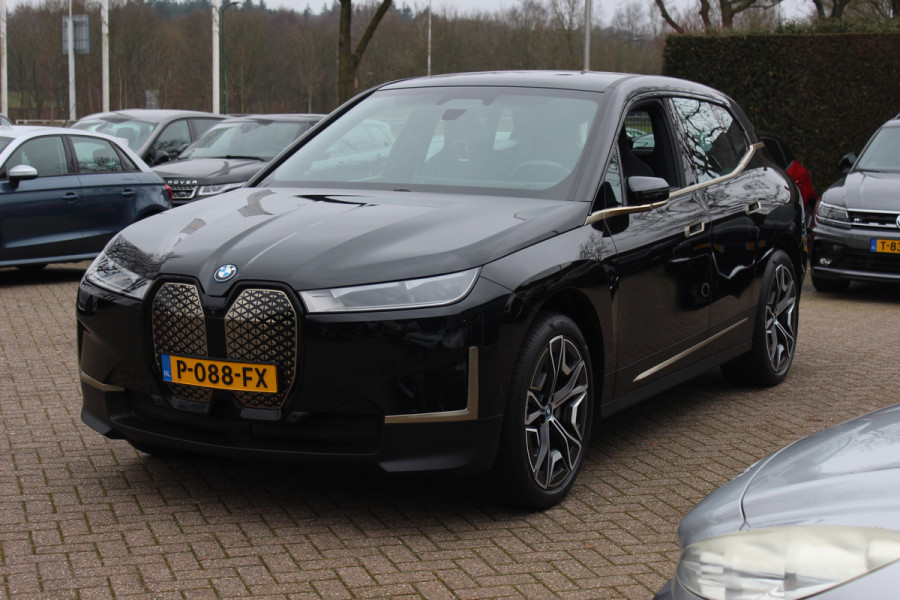 BMW iX xDrive50 High Executive 112 kWh / SOH 97,2% / Trekhaak / Panoramadak / Camera / Leder / 22'' / Luchtvering / Softclose / Harman Kardon / Apple CarPlay / Stoelverwarming / DAB / Dodehoek / ACC