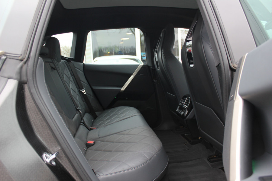 BMW iX xDrive50 High Executive 112 kWh / SOH 97,2% / Trekhaak / Panoramadak / Camera / Leder / 22'' / Luchtvering / Softclose / Harman Kardon / Apple CarPlay / Stoelverwarming / DAB / Dodehoek / ACC