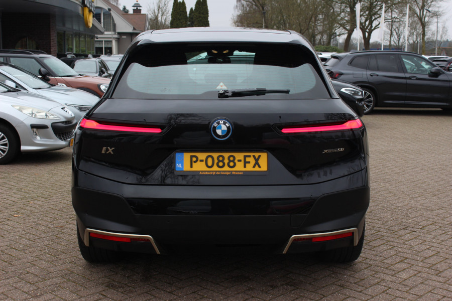 BMW iX xDrive50 High Executive 112 kWh / SOH 97,2% / Trekhaak / Panoramadak / Camera / Leder / 22'' / Luchtvering / Softclose / Harman Kardon / Apple CarPlay / Stoelverwarming / DAB / Dodehoek / ACC