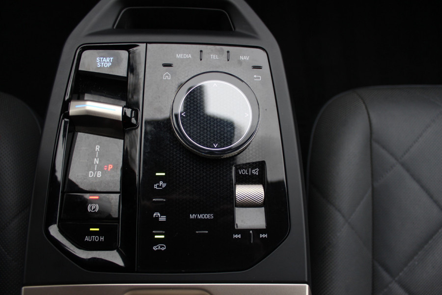 BMW iX xDrive50 High Executive 112 kWh / SOH 97,2% / Trekhaak / Panoramadak / Camera / Leder / 22'' / Luchtvering / Softclose / Harman Kardon / Apple CarPlay / Stoelverwarming / DAB / Dodehoek / ACC