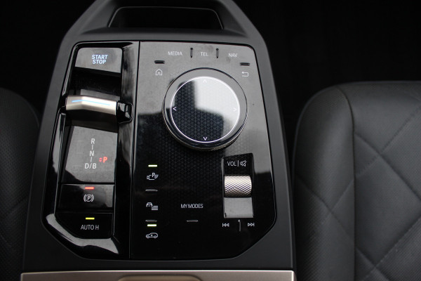 BMW iX xDrive50 High Executive 112 kWh / SOH 97,2% / Trekhaak / Panoramadak / Camera / Leder / 22'' / Luchtvering / Softclose / Harman Kardon / Apple CarPlay / Stoelverwarming / DAB / Dodehoek / ACC