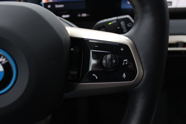 BMW iX xDrive50 High Executive 112 kWh / SOH 97,2% / Trekhaak / Panoramadak / Camera / Leder / 22'' / Luchtvering / Softclose / Harman Kardon / Apple CarPlay / Stoelverwarming / DAB / Dodehoek / ACC