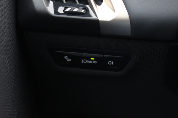 BMW iX xDrive50 High Executive 112 kWh / SOH 97,2% / Trekhaak / Panoramadak / Camera / Leder / 22'' / Luchtvering / Softclose / Harman Kardon / Apple CarPlay / Stoelverwarming / DAB / Dodehoek / ACC