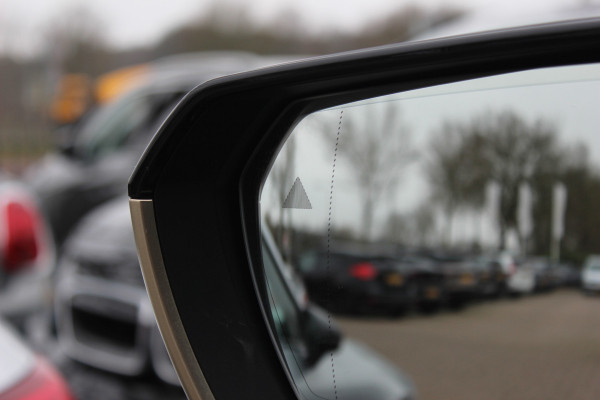 BMW iX xDrive50 High Executive 112 kWh / SOH 97,2% / Trekhaak / Panoramadak / Camera / Leder / 22'' / Luchtvering / Softclose / Harman Kardon / Apple CarPlay / Stoelverwarming / DAB / Dodehoek / ACC