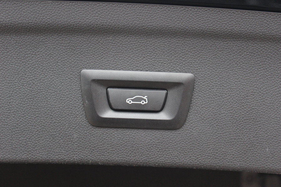 BMW iX xDrive50 High Executive 112 kWh / SOH 97,2% / Trekhaak / Panoramadak / Camera / Leder / 22'' / Luchtvering / Softclose / Harman Kardon / Apple CarPlay / Stoelverwarming / DAB / Dodehoek / ACC