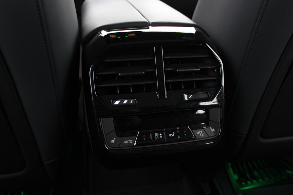 BMW iX xDrive50 High Executive 112 kWh / SOH 97,2% / Trekhaak / Panoramadak / Camera / Leder / 22'' / Luchtvering / Softclose / Harman Kardon / Apple CarPlay / Stoelverwarming / DAB / Dodehoek / ACC