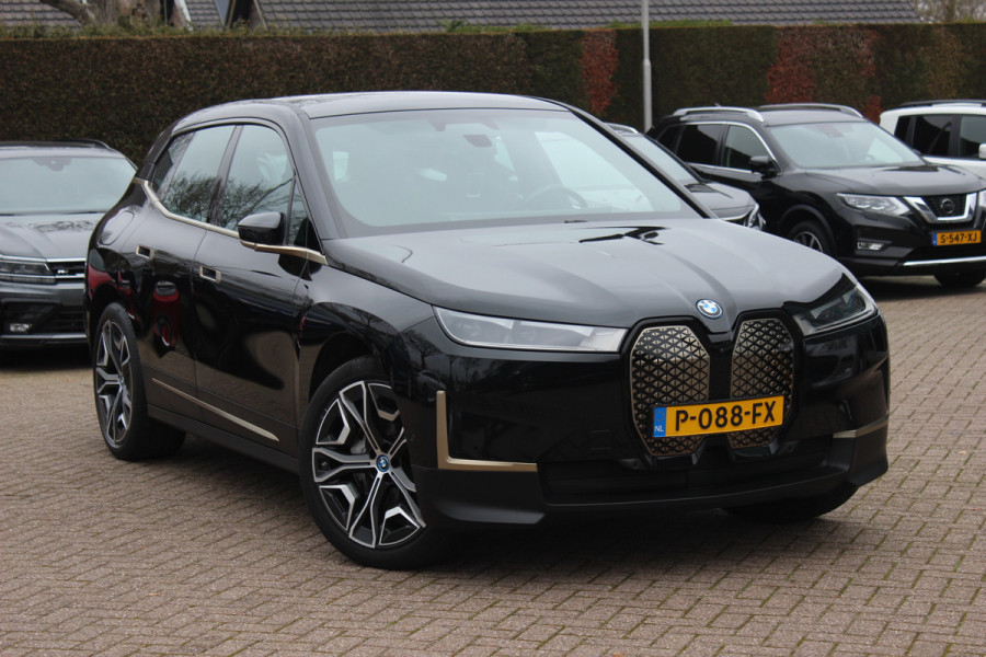 BMW iX xDrive50 High Executive 112 kWh / SOH 97,2% / Trekhaak / Panoramadak / Camera / Leder / 22'' / Luchtvering / Softclose / Harman Kardon / Apple CarPlay / Stoelverwarming / DAB / Dodehoek / ACC