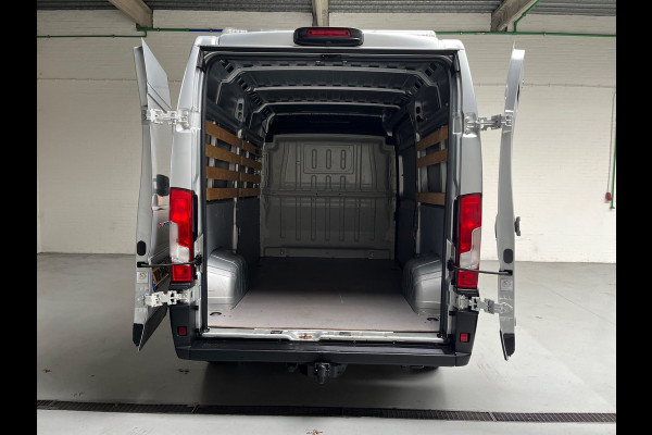 Fiat Ducato Automaat 30 2.3 MultiJet 140pk euro6 L2H2 3Persoons Airco Navigatie Trekhaak Zilvergrijs Metallic RIJKLAARPRIJS!