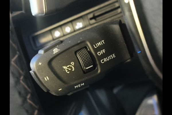 Peugeot 5008 1.2 PureTech Allure Pack Business 7 pers. uit 2023 Rijklaar + 12 maanden Bovag-garantie Henk Jongen Auto's in Helmond,  al 50 jaar service zoals 't hoort!