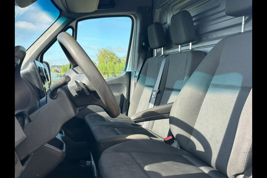 Mercedes-Benz Sprinter 314 2.2 CDI 143pk AUT-7 L2H2 EURO VI-D NAVI Camera ECC Keyless Bluetooth Navigatie-pakket Elektr.Spiegels+Verwarmd BlindSpot-Assist Regensensor Bordherkenning Trekhaak 3.500kg Trekvermogen Betonplex Wandbetimmerd