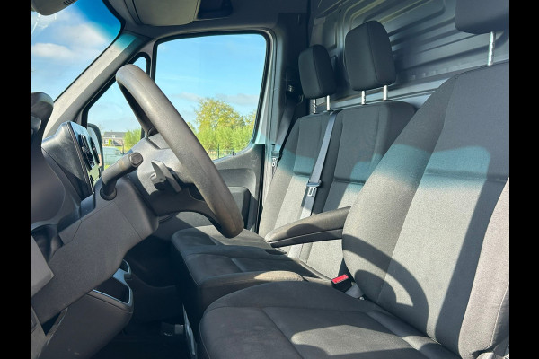 Mercedes-Benz Sprinter 314 2.2 CDI 143pk AUT-7 L2H2 EURO VI-D NAVI Camera ECC Keyless Bluetooth Navigatie-pakket Elektr.Spiegels+Verwarmd BlindSpot-Assist Regensensor Bordherkenning Trekhaak 3.500kg Trekvermogen Betonplex Wandbetimmerd