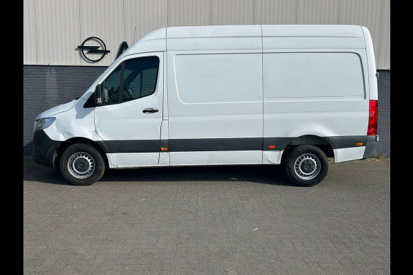 Mercedes-Benz Sprinter 314 2.2 CDI 143pk AUT-7 L2H2 EURO VI-D NAVI Camera ECC Keyless Bluetooth Navigatie-pakket Elektr.Spiegels+Verwarmd BlindSpot-Assist Regensensor Bordherkenning Trekhaak 3.500kg Trekvermogen Betonplex Wandbetimmerd