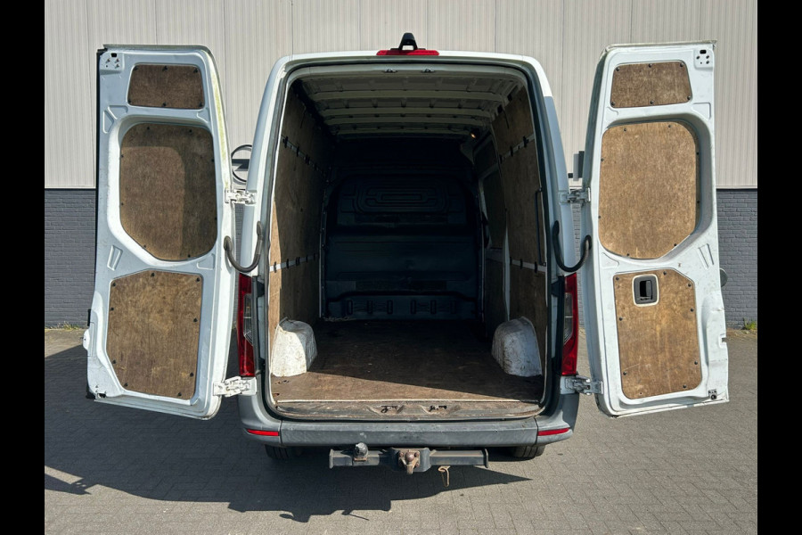 Mercedes-Benz Sprinter 314 2.2 CDI 143pk AUT-7 L2H2 EURO VI-D NAVI Camera ECC Keyless Bluetooth Navigatie-pakket Elektr.Spiegels+Verwarmd BlindSpot-Assist Regensensor Bordherkenning Trekhaak 3.500kg Trekvermogen Betonplex Wandbetimmerd