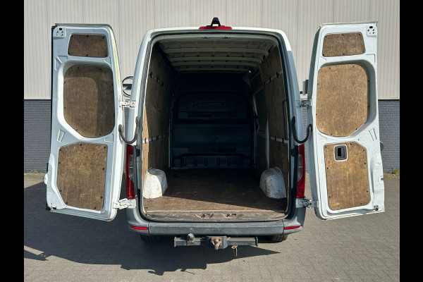Mercedes-Benz Sprinter 314 2.2 CDI 143pk AUT-7 L2H2 EURO VI-D NAVI Camera ECC Keyless Bluetooth Navigatie-pakket Elektr.Spiegels+Verwarmd BlindSpot-Assist Regensensor Bordherkenning Trekhaak 3.500kg Trekvermogen Betonplex Wandbetimmerd