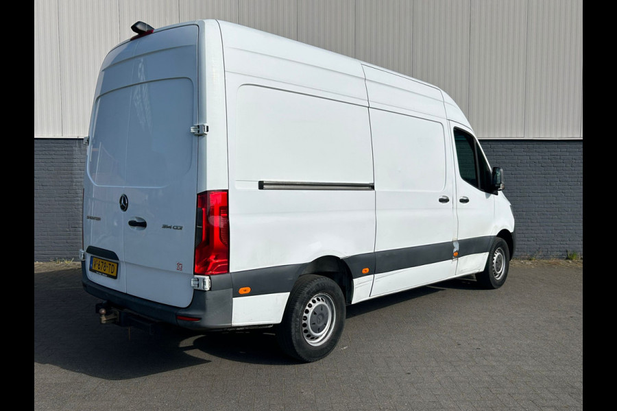 Mercedes-Benz Sprinter 314 2.2 CDI 143pk AUT-7 L2H2 EURO VI-D NAVI Camera ECC Keyless Bluetooth Navigatie-pakket Elektr.Spiegels+Verwarmd BlindSpot-Assist Regensensor Bordherkenning Trekhaak 3.500kg Trekvermogen Betonplex Wandbetimmerd