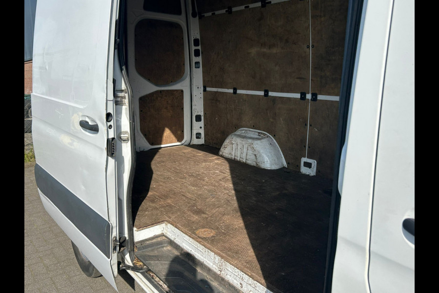 Mercedes-Benz Sprinter 314 2.2 CDI 143pk AUT-7 L2H2 EURO VI-D NAVI Camera ECC Keyless Bluetooth Navigatie-pakket Elektr.Spiegels+Verwarmd BlindSpot-Assist Regensensor Bordherkenning Trekhaak 3.500kg Trekvermogen Betonplex Wandbetimmerd