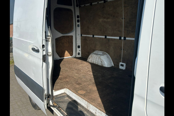 Mercedes-Benz Sprinter 314 2.2 CDI 143pk AUT-7 L2H2 EURO VI-D NAVI Camera ECC Keyless Bluetooth Navigatie-pakket Elektr.Spiegels+Verwarmd BlindSpot-Assist Regensensor Bordherkenning Trekhaak 3.500kg Trekvermogen Betonplex Wandbetimmerd