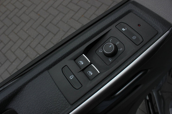 Volkswagen Transporter 2.0 TDI L2H1 BULLI 204PK DC DUBBEL CABINE / ALCANTARE HEMEL / FULL OPTIONS / LEDER / FULL BLACK / APPLE