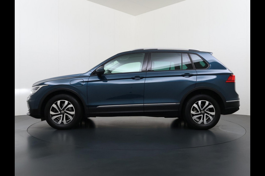 Volkswagen Tiguan 1.4 TSI eHybrid PHEV DIRECT LEVERBAAR | RECENT ONDERHOUD UITGEVOERD | 360 CAMERA ZICHT | STOEL- EN STUURWIELVERWARMING | PANORAMADAK | INCLUSIEF 12 MAANDEN BOVAG-GARANTIE