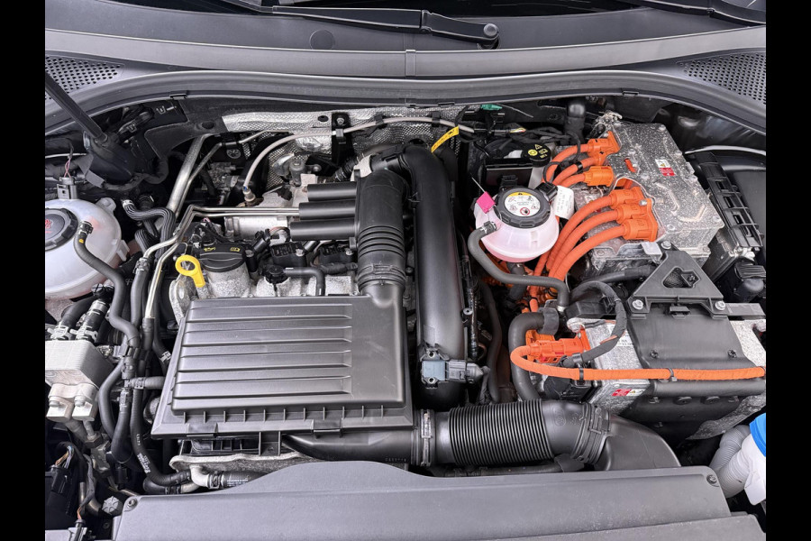 Volkswagen Tiguan 1.4 TSI eHybrid PHEV DIRECT LEVERBAAR | RECENT ONDERHOUD UITGEVOERD | 360 CAMERA ZICHT | STOEL- EN STUURWIELVERWARMING | PANORAMADAK | INCLUSIEF 12 MAANDEN BOVAG-GARANTIE