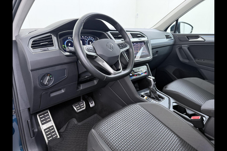 Volkswagen Tiguan 1.4 TSI eHybrid PHEV DIRECT LEVERBAAR | RECENT ONDERHOUD UITGEVOERD | 360 CAMERA ZICHT | STOEL- EN STUURWIELVERWARMING | PANORAMADAK | INCLUSIEF 12 MAANDEN BOVAG-GARANTIE