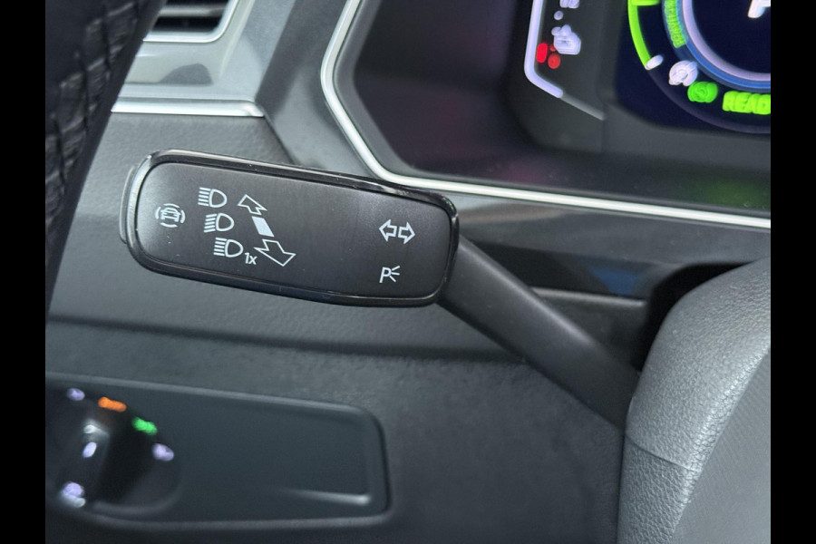 Volkswagen Tiguan 1.4 TSI eHybrid PHEV DIRECT LEVERBAAR | RECENT ONDERHOUD UITGEVOERD | 360 CAMERA ZICHT | STOEL- EN STUURWIELVERWARMING | PANORAMADAK | INCLUSIEF 12 MAANDEN BOVAG-GARANTIE