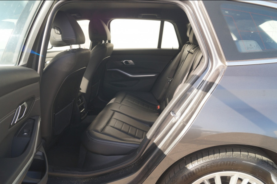 BMW 3 Serie Touring 318i High Executive Edition -LEER-CAM-NAVI-