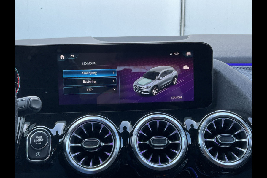 Mercedes-Benz GLA 200 164pk Solution AMG Memory Pano.dak Sfeerverl Hoogzitter Uitstraling!