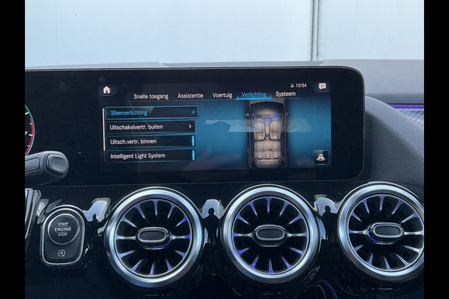 Mercedes-Benz GLA 200 164pk Solution AMG Memory Pano.dak Sfeerverl Hoogzitter Uitstraling!