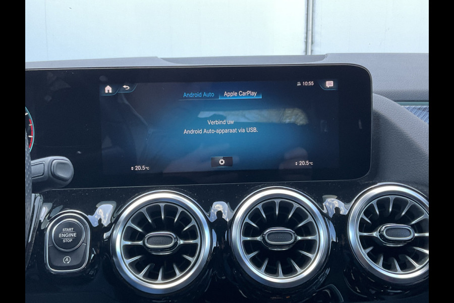 Mercedes-Benz GLA 200 164pk Solution AMG Memory Pano.dak Sfeerverl Hoogzitter Uitstraling!