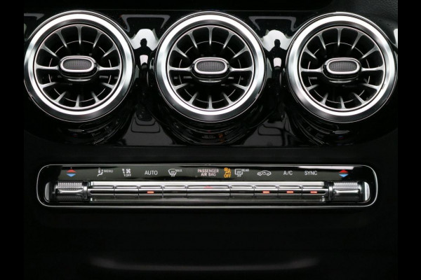 Mercedes-Benz GLA 200 164pk Solution AMG Memory Pano.dak Sfeerverl Hoogzitter Uitstraling!