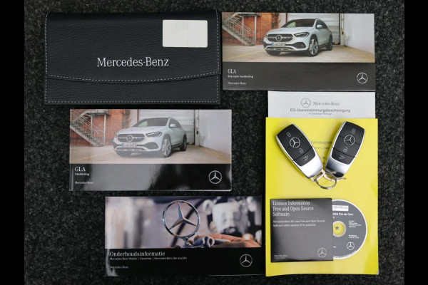Mercedes-Benz GLA 200 164pk Solution AMG Memory Pano.dak Sfeerverl Hoogzitter Uitstraling!
