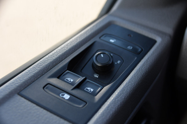 Volkswagen Transporter 2.0 TDI L1H1 30 Bulli Edition Virtual, Camera, Carplay, Stoelverwarming, 150pk, NAVI, Trekhaak, Sensoren, Uniek!