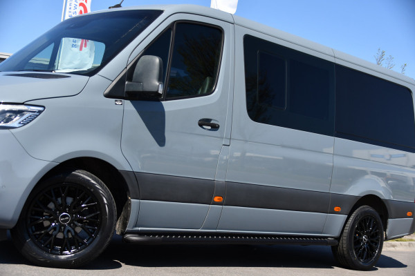 Mercedes-Benz Sprinter 319 V6 3.0 CDI L2H1 DC PB Edition Cruise, Camera, Carplay, 10,5'' Mbux, LED, Leder, Memorie, Trekhaak, 5 Zits, Uniek!