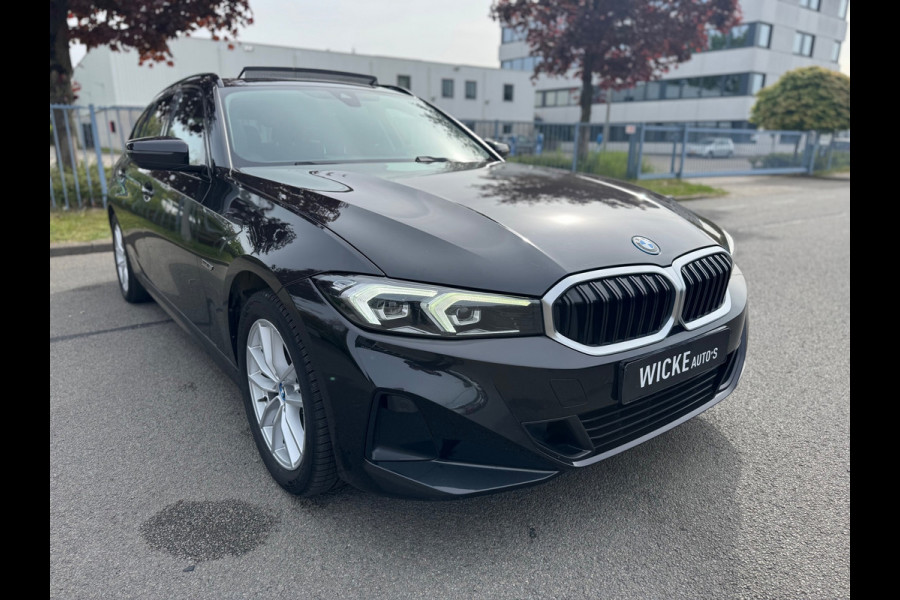 BMW 3 Serie Touring 320e Panorama XDrive Leder LED Stoelverw.
