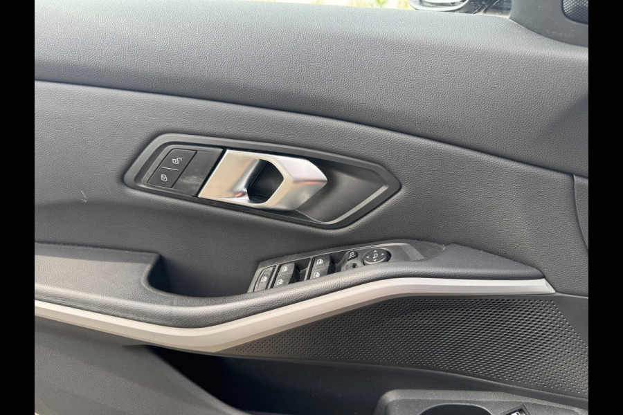 BMW 3 Serie Touring 320e Panorama XDrive Leder LED Stoelverw.