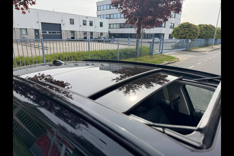 BMW 3 Serie Touring 320e Panorama XDrive Leder LED Stoelverw.
